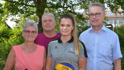 Bild: dob
Katharina Oikarinen lebt Volleyball und hat nun den C-Trainerschein Leistungssport erworben. Darüber freut sich am meisten Volleyballtrainer Bernhard Grosser (Zweiter von links). TV-Geschäftsführerin Manuela Völkl (links) und Volleyball-Abteilungsleiter Pertti Oikarinen gratulieren zum Erfolg.