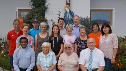 Bild: rkp
Zusammen mit ihrer Familie feierte Maria Elsner (vorne, Zweite von rechts) den 85. Geburtstag. Unter die Gratulanten mischten sich auch Bürgermeister Walter Schauer (vorne, rechts) und Pfarrer Antony Irudayaraj Durairaj.
