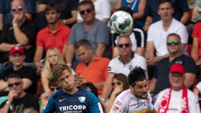 Bild: Sven Hoppe/dpa
Immer mit vollem Einsatz: Olli Hein (rechts/hier im Zweikampf mit dem Bochumer Sebastian Maier) hat sich nach langer Verletzungspause in die Startelf der Oberpfälzer zurückgekämpft.