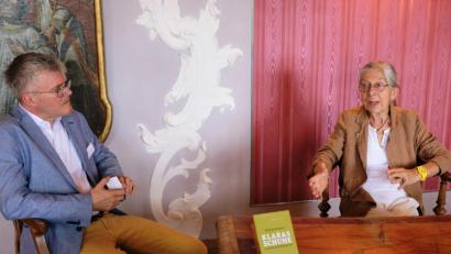 Bild: do
Im Gespräch mit Thomas Englberger, dem Leiter der Internationalen Begegnungsstätte Kloster Speinshart, schildert Autorin Wolftraud de Concini die Beweggründe für ihr Buch "Klaras Schuhe".