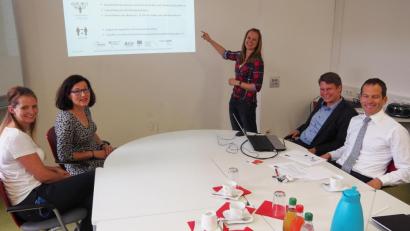 Bild: Bühner
Projektleiterin Martina Knorr ( stehend) erläutert das Jobstarter-Modellprojekt (von links) den Projektmitarbeiterinnen Sandy Hierschel und Anne Keté-Ebetina, CSU-Oberbürgermeisterkandidat Benjamin Zeitler und Bundestagsabgeordnetem Albert Rupprecht