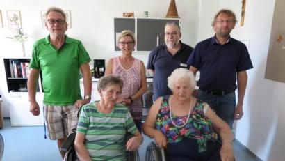 Bild: jzk
Zweiter Bürgermeister Hermann Schraml, Pfleger Stefan Müller, Tochter Monika und Sohn Michael (hinten von rechts) wünschen Anna Bayerl (vorne links) alles Gute zu ihrem 85. Geburtstag. Auch Anneliese König (vorne rechts) war zum Gratulieren gekommen.