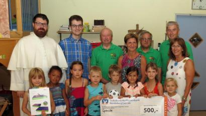 Bild: Dobmeier
500 Euro spendet die Siedlergemeinschaft „Am Krumpes“ als Jubiläumsspende zum 60-Jährigen an den Kindergarten St. Maria.