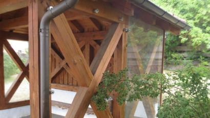 Bild: piam
Am Bushäuschen in der Amberger Straße haben Unbekannte eine Scheibe zerstört.