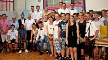 Bild: R. Kreuzer
Schreiner-Azubis zeigen in der Berufsschule ihre Produkte aus Holz - kleine Treppen, Holzprodukte für den Außenbereich und Werkstoffe aus unterschiedlichen Produkten in Kombination mit Holz bis hin zu Einrichtungsgegenständen.