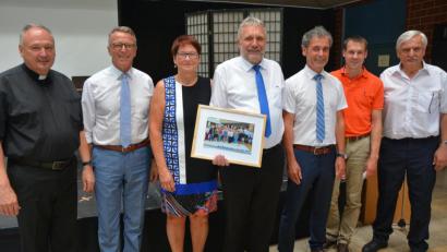 Bild: jr
Wilhelm Trisl, 14 Jahre Schulleiter der Mittelschule Tirschenreuth, verabschiedet sich in den Ruhestand. Im Bild: (von links) Stadtpfarrer Georg Flierl, Bürgermeister Franz Stahl, Christine und Wilhelm Trisl, Schulamtsdirektor Rudolf Kunz, BLSV-Kreisvorsitzender Andreas Malzer und Konrektor Joachim Kruppa.