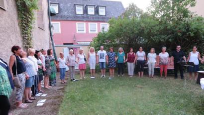 Bild: jzk
Nach dem Auszug aus der Kirche in den Pfarrgarten bilden alle einen großen Kreis, fassen sich an den Händen und beteten andächtig das Vaterunser. Wer Lust hat, kann noch bleiben und sich bei kühlen Getränken und Gebäck mit den anderen unterhalten.