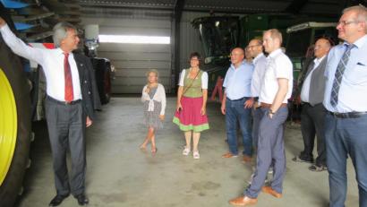 Bild: kö
Regierungspräsident Axel Bartelt (links) zeigte sich auf dem Betrieb der Familie Baierl in Kötschdorf (Markt Wernberg-Köblitz) beeindruckt vom großen Maschinenpark, der übrigens mit GPS ausgerüstet ist.