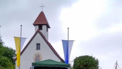 Bild: mmj
Vor der Anna-Kapelle in Schwarzach zelebrierte Pfarrer Michael Reitinger am Sonntag den Festgottesdienst zu Ehren der Heiligen Anna.