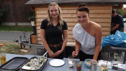 Bild: trj
Auch süße Nachspeisen, liebevoll zubereitet und serviert unter anderem von Sophie Bartmann und Eva Frischholz ließen sich die Besucher schmecken.(V.l.