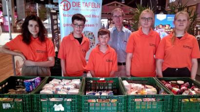 Bild: R. Kreuzer
Vertreter der Firmlinge der katholischen Pfarrgemeinde Neunkirchen übergeben mit Betreuer Erich Vettori die gespendete Ware für die Tafel.