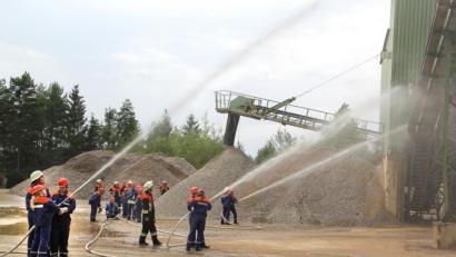 Bild: boj
Verschiedene Szenarien hatten die knapp 40 Feuerwehr-Jugendlichen aus Niedermurach, Rottendorf und Pertolzhofen bei ihrer 24-Stunden-Übung zu meistern. Der erste Alarm rief den Nachwuchs zu einem Einsatz an der Brecheranlage im Steinbruch bei Dürnersdorf.