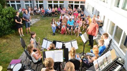 Bild: fjo
Ein grandioses Ambiente hat der Musikverein durch Öffnung des Atriums im Schulgebäude für das große Abschlusskonzert der Musikschule geschaffen.
