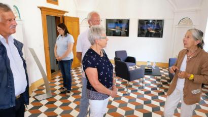 Bild: do
Geheimnisvoll stimmen die freihändigen Nachtaufnahmen, die Wolftraud de Concini (rechts) in einer Ausstellung in Speinshart vorstellt