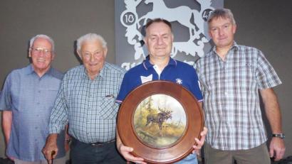 Bild: no
Gutscheine überreichte (von links) Schützenmeister Bruno Müller an den Drittplatzierten, Ehrenschützenmeister Georg Franz, den Sieger Georg Dehling und den Zweiten, Richard Koller.