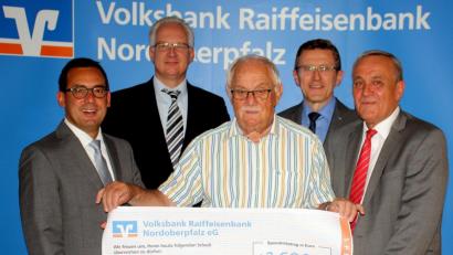 Bild: R. Kreuzer
Die Volksbank Raiffeisenbank überreicht für den Seniorennachmittag eine Spende von 2500 Euro mit (von links) Thomas Ludwig, Rainer Lukas, Alfons Heidingsfelder, Christian Weigert und Oberbürgermeister Kurt Seggewiß.