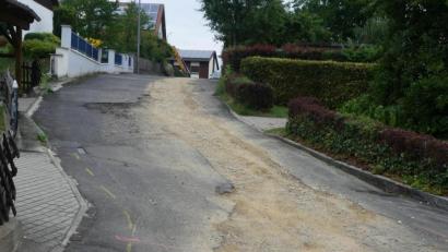 Bild: rn
Der Stadtrat spricht sich dafür aus, dieses durch Wasser- und Kanalbau beschädigte Straßenstück zwischen Jahnstraße und "Krummer Weg" instandsetzen zu lassen und sich hierfür ein Angebot einzuholen.