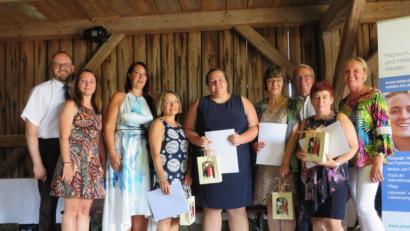 Bild: adj
Die Gratulanten freuen sich mit den Schulbesten. Von links: Landrat Andreas Meier, Juliane Sier (Arbeitagentur), Schulleiterin Tina Faltenbacher, Nicole Baldenweg-Bauer, Anja Fick, Petra Karg, Stadtrat Reinhold Wildenauer, Elisabeth Ott und Leiterin des Trägers, Birgit Gerlach-Kneißl.