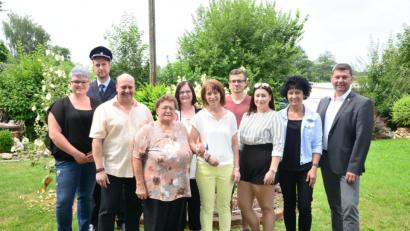 Bild: bey
Mathilde Lindner (Vierte von links) feiert 80. Geburtstag. Sohn Herbert und Schwiegertochter Claudia haben die Jubilarin in ihre Mitte genommen. Zum Geburtstag gratulierte auch Enkelin Annalena (Dritte von rechts), die Vertreter des Obst-und Gartenvereines Burkhardsrieth, des Feuerwehr Burkhardsrieth, des Katholischen Frauenbundes Miesbrunn, des OWV Pfrentsch und Bürgermeister Rainer Rewitzer namens der Stadt Pleystein.