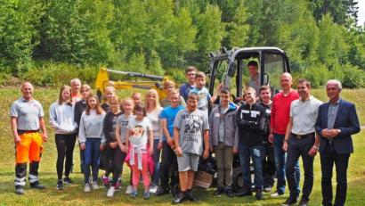 Bild: exb
Die beteiligten Schüler mit Schulleitung, Hausmeister, Bürgermeister Günther König (rechts) und den Mitarbeitern der Kassecker Gruppe.