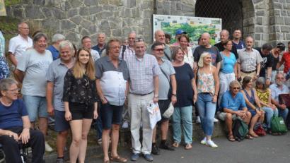 Bild: Kunz
Comic-Freunde aus Weiden und ganz Deutschland feiern auf Einladung von Uli Narr (Mitte) im tschechischen Bierkeller "Chodovar" unter anderem den 60. Geburtstag des Comic-Helden "Tibor".