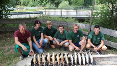 Bild: soj
Das Zubereiten vom „Steckerlfisch“ ist nicht ganz einfach. Er schmeckt aber bestens. Das freut den Vorsitzenden Günter Serfling (Zweiter von rechts) sowie Reinhold König (von links) und Christine Heinl mit einigen Jungfischern.