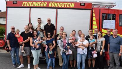 Bild: wku
Bürgermeister Hans Koch (rechts) und Kommandant Wolfgang Platzer (links) überreichen die Rauchmelder an die Eltern.