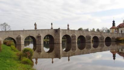 Archivbild: cr
Die zur Mitte hin ansteigende und rund 92 Meter lange Fischhofbrücke besteht aus massiven Granitblöcken. Sie ist der weltberühmten Steinernen Brücke in Regensburg nachempfunden und wurde von Philipp Muttone erbaut.
