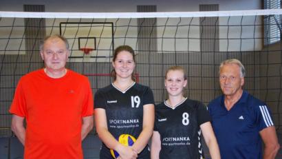 Bild: Christopher Dotzler
VC-Vorsitzender Gerd Spies (rechts) freut sich über die Neuzugänge (von links) Pavel Barborka, Helena Gleiß und Leonie Knaus.