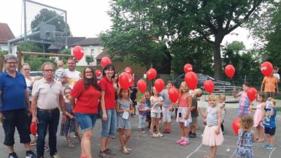 Bild: flf
Drei, zwei, eins, Start: SPD-Ortsvereinsvorsitzende Sabine Eichermüller (vorne, Vierte von links) und die Kinder lassen die roten Ballons in die Lüfte steigen. Stadtrat Bernhard Stangl, Bürgermeister Werner Walberer und Silke Tanner (vorne, von links) verfolgen das Spektakel aufmerksam.