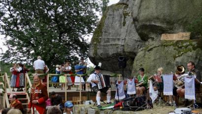 Bild: kwl
Grenadiere und „Störnsteiner Blasmusik“ unter Gerhard Träger feiern mit der Störnsteiner Bevölkerung und den Vereinsvertretern ein zünftiges Fest.