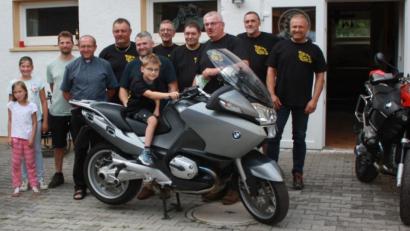 Bild: lk
Die Mitglieder des Motorradstammtisch Bodenmühle um Franz Wittmann (Dritter von rechts) überreichten eine Spende in Höhe von 300 Euro an Familie Schmid. Mit dem Geld unterstützen die Biker die Spezialbehandlungen für den achtjährigen Hannes (auf dem Motorrad, sein Vater direkt dahinter). Mit dabei war Pfarrer Thomas Thiermann (Vierter von links).