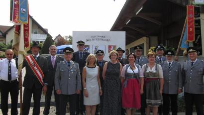 Bild: sck
Nach dem Festgottesdienst (von links): Vorsitzender Hermann Trenz von der Soldatenkameradschaft Auerbach, der Fahnenträger der Kameradschaft aus Rauris, Bürgermeister Joachim Neuß, BSB-Kreisvorsitzender Richard Hofmann, BSB-Präsident Richard Drexl, Bürgermeistersgattin Christina Neuß, BSB-Bezirksvorsitzender Horst Embacher mit Gattin, Obmann Heinz Groder aus Rauris mit Gattin, stellvertretender SKK-Vorsitzender Peter Dimler, Stadträtin Maria Regn, die Fahnenabordnung der SKK Gunzendorf und Vorsitzender Josef Lehner.