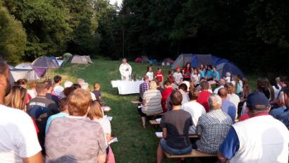 Bild: mng
Beim Zeltlager der Pfarrjugend sind Eltern generell tabu. Beim Feldgottesdienst, den Stadtpfarrer Edmund Prechtl zelebriert gilt das aber nicht.