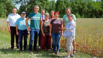 Bild: bsc
Tief beeindruckt von den Bemühungen der Steinwald-Allianz waren zum Start ihrer Tourismus-Tour durch Ostbayern der tourismuspolitische Sprecher der Grünen im Bayerischen Landtag, Christian Zwanziger (Dritter von links) und seine Fraktionskollegin Anna Toman (Dritte von rechts). Lisa Rauh (rechts) und Thomas Schultes (Sechster von rechts) präsentierten den Gästen die Mohnfelder der Friedenfelser Betriebe. Außerdem begleiteten die Feldbegehung (von links) Martin Schmid, Heinz Erhard, Heidrun Schelzke-Deubzer, Simone Blumhof und Karl Zeh.