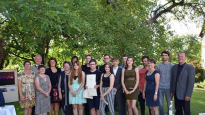 Bild: exb
Die Projektgruppe freut sich zusammen mit Bezirkstagspräsident Franz Löffler, Bezirkskulturreferent Richard Gaßner, den Bezirksrätinnen Heidi Rackl und Gabriele Bayer, stellvertretender Schulleiterin Martina Auer-Bertelshofer und den betreuenden Lehrern Ursula Soderer und Heike Krafczyk.