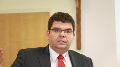 Archivbild: njn
BRK-Kreisgeschäftsführer Holger Schedl stellt sich vor seine Mitarbeiter.