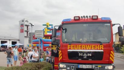 Bild: aub
Das Hallenfest der Feuerwehr Nabburg stand ganz im Zeichen der Nachwuchsförderung. Heiß begehrt war neben der Riesen-Hüpfburg auch eine Tour im Feuerwehrauto: Einsteigen und "Ausfahrt frei!"