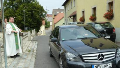 Bild: wrt
Auch Bürgermeisters Auto holt sich den Segen