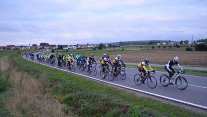 Bild: fz
Der Start erfolgt früh um sieben: Die Radler nehmen den Marathon in Angriff.