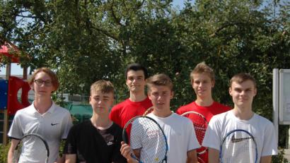 Bild: exb
Die Junioren-Meister des TC Rot-Weiß Amberg (von links): Moritz Weiser, Tim Diller, Niklas Windisch, Frederic Schüll, Jan Rys und Artur Nonnenmacher.