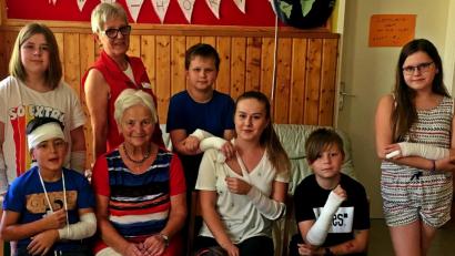 Bild: R. Kreuzer
Auweia: Was gefährlich aussieht, macht Spaß. Mit Erste-Hilfe-Maßnahmen startete das Ferienprogramm der Arbeiterwohlfahrt.