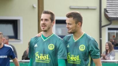 Bild: gb
Für Marco Kießling (links, mit Mauricio Göhlert) läuft es in der Landesliga Nordost derzeit richtig rund. Ganz im Gegensatz zu seinem Verein SV Mitterteich.