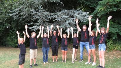 Bild: ubb
Die Gruppenleiter Monika Stahl und Tanja Heider (Dritte und Vierte von links) sowie Sven Lehner (Dritter von rechts) sind zufrieden: Der Schlachtruf sitzt, die "Stonewood-Kids" sind bereit für die nächste große Herausforderung.