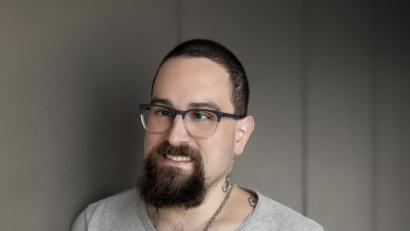Bild: exb
Johannes Gollwitzer strahlt, genießt die schönen Momente des Lebens. Und doch hat er einen ständigen belastenden Begleiter. Der 35-Jährige leidet an der unheilbaren Krankheit Mukoviszidose.