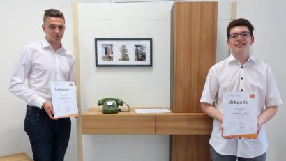 Bild: Hirsch
Maximilian Weiß (links) war Prüfungsbester der Schreiner, Johannes Graf (rechts) gewann mit seinem Telefonsideboard den Wettbewerb "Die Gute Form".
