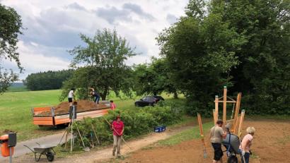 Bild: Kerstin Bodendörfer
Die Gemeinde fuhr Erdreich an, das die Helfer des Gartenbauvereins Fürnried auf dem Spielplatz verteilten. Anschließend säten sie den Rasen an.