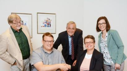 Bild: Gabi Schönberger
Alexander Grundler, ehemaliger Integrationsbeauftragter (Zweiter von links), übergibt sein Amt an seine Nachfolgerin Susanne Reinhard. Mit auf dem Bild: Veit Wagner, Sprecher des Integrationsbeirates (von links), Oberbürgermeister Kurt Seggewiß, sowie Roswitha Ruidisch, Leiterin der Stabstelle Presse, Öffentlichkeitsarbeit, Stadtentwicklung und Statistik.