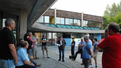 Bild: Portner
Architekt Christian Schönberger (Mitte) erläuterte den Stadträten technische Details zur Sanierung der ehemaligen Hauptschule.