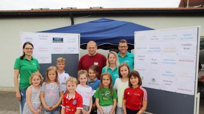 Bild: jma
Jugendbeauftragte Tanja Groß (von links), Michael Sporer, der Vorsitzende des Vereins "Hilfe für Anja", sowie Simone Sendlbeck und Gerd Kaufmann vom Elternbeirat der Grund- und Mittelschule freuen sich über die zahlreiche Beteiligung der Kinder und Jugendlichen am Benefizlauf.
